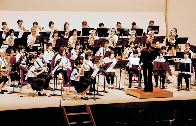 息の合った演奏を披露する大田市の中高校生や市民楽団による合同チーム＝大田市大田町、市民会館