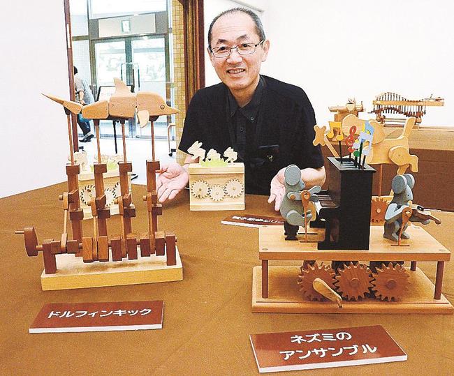 自身の作品を紹介する高橋みのるさん〓（?）鳥取県日南町霞、町美術館