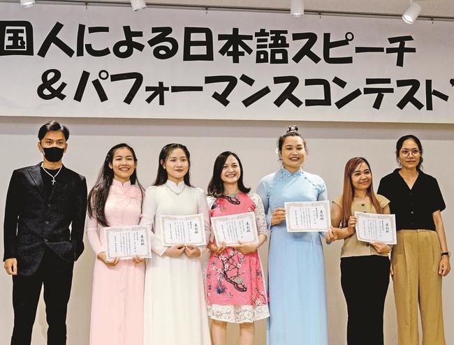 コンテストに出場し、記念撮影する参加者＝境港市上道町、市民交流センター「みなとテラス」