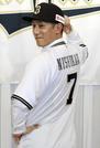 オリックスの入団記者会見でポーズをとる西川龍馬選手＝2023年12月１日、大阪市