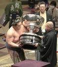 大相撲秋場所で優勝し、日本相撲協会の八角理事長（右）から内閣総理大臣杯を受け取る照ノ富士＝両国国技館（代表撮影）