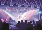 舞乃座で華やかなスポットライトを受け、大蛇を上演する地元の神楽団体