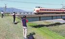 国鉄色の特急やくもを撮影する鉄道ファン＝出雲市大津町、斐伊川