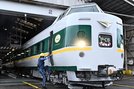 緑色に塗装された３８１系特急やくも＝米子市日ノ出町、後藤総合車両所