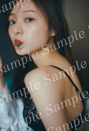 HMV&BOOKS SHIBUYA版=乃木坂46梅澤美波2nd写真集『透明な覚悟』ポスター 撮影・東 京祐(C)光文社