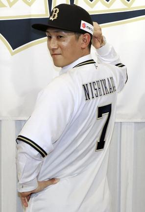 オリックスの入団記者会見でポーズをとる西川龍馬選手＝2023年12月１日、大阪市