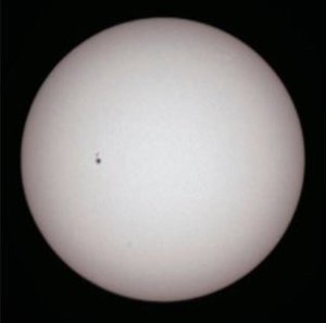 地球より大きな黒点が表面に現れている太陽＝１０月８日、三瓶自然館サヒメルの天文台で撮影（さつえい）