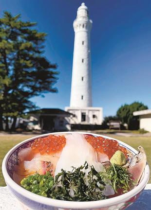 日御碕灯台（奥）をモチーフにした灯台海鮮丼＝出雲市大社町日御碕