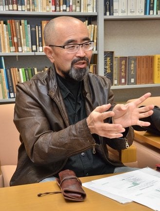 若者の投票率を上げるための方策を話す毎熊浩一教授