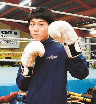 練習に励む兵主瑠聖さん＝松江市西津田２丁目、シュガーナックルボクシングジム松江店