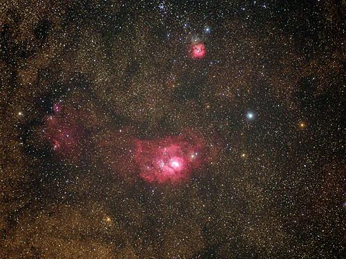 干潟星雲。その上に三裂（さんれつ）星雲と呼ばれる小さな星雲も見られる＝８月３日、三瓶自然館サヒメルの天文台で撮影（さつえい）
