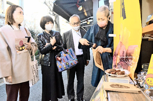 店頭で冷やし焼き芋を販売する田中伸哉さん（右）。隣は大田市応援隊の隊長を務める森山宏二さん＝東京都千代田区、オサカナジャック