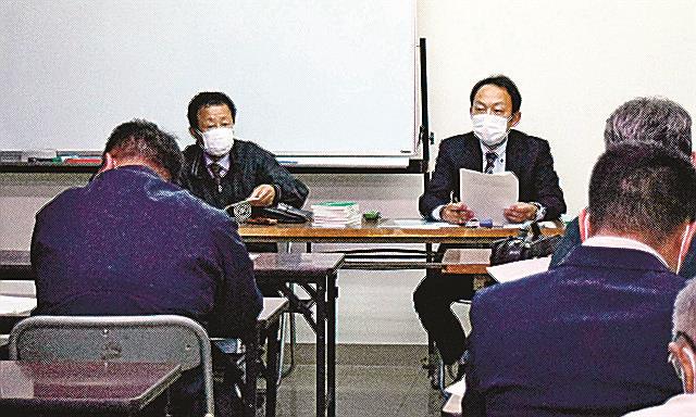 対戦日程を確認する関係者＝倉吉市住吉町、市文化活動センター