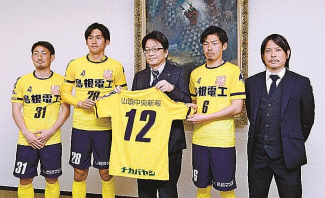 高尾雅裕専務取締役・ＣＭＯ（中央）に決意を伝える実信憲明監督（右端）と選手