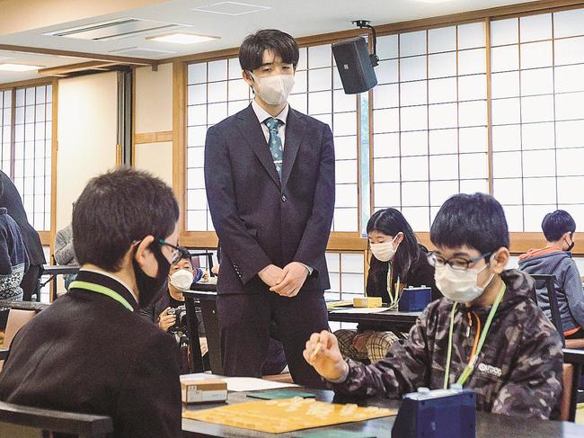 子どもたちの対局を見守る藤井聡太王将（中央）＝大田市三瓶町、国民宿舎さんべ荘