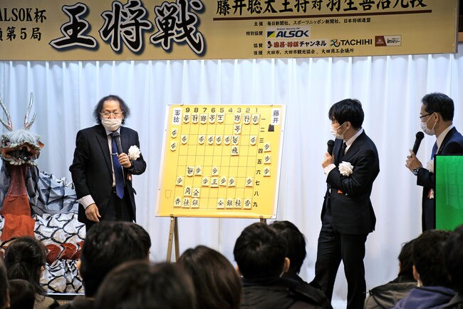ジョークで会場の笑いを誘いながら盤上を解説する福崎文吾九段（左）と西川和宏六段（中央）＝大田市三瓶町、国民宿舎さんべ荘