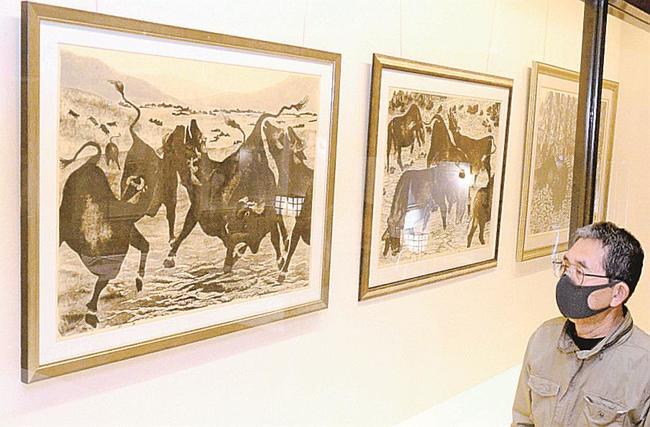 「群舞」（左）など躍動感あふれる作品を見る来場者＝鳥取県智頭町智頭、石谷家住宅