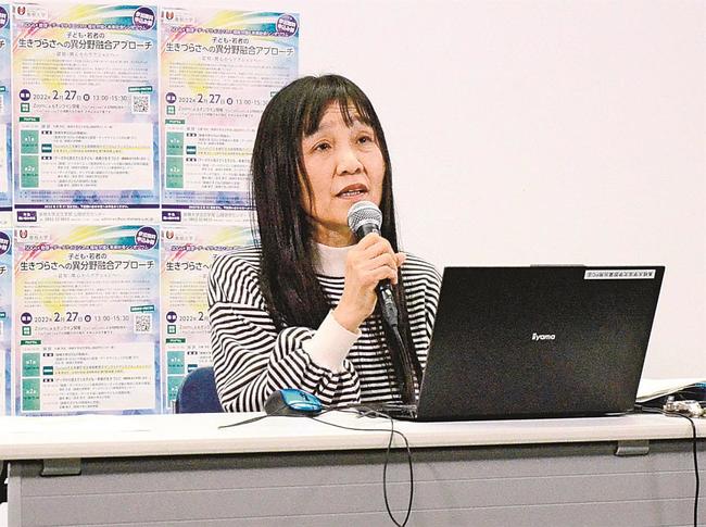 島根の子どもの現状を語る宮本恭子教授＝松江市朝日町、松江テルサ