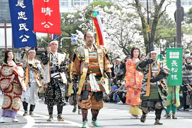 松江城に向けて練り歩く堀尾吉晴一行（昨年の様子）