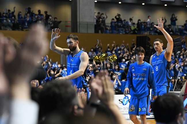 準々決勝敗退が決まり、暗い表情でコートを引き揚げる島根スサノオマジックの選手＝松江市学園南１丁目、市総合体育館