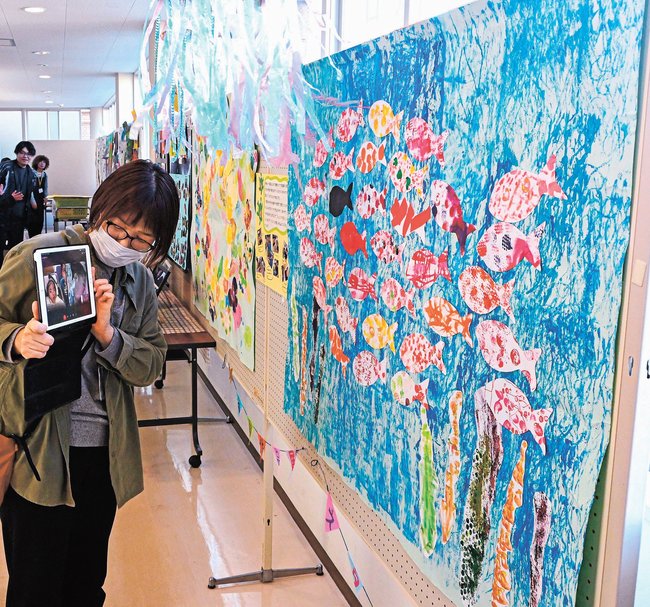完成した壁画作品をリモートで鑑賞する生徒ら=松江市浜乃木5丁目、乃木公民館
