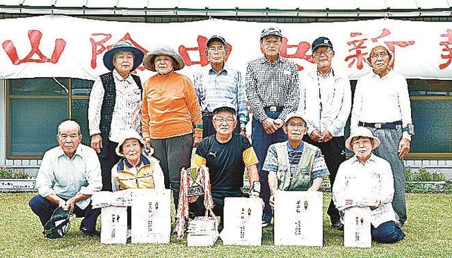 大会後に記念撮影する出場者たち＝松江市八幡町、竹矢公民館