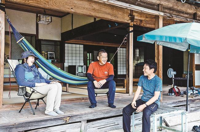 空き家を活用した案を練る冨士本大祐さん（中央）＝松江市東出雲町上意東