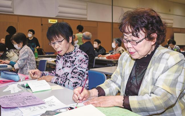 川柳を作句する参加者＝出雲市今市町、パルメイト出雲