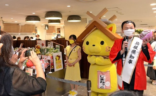 「神紅」など島根県の農産物をPRする丸山達也知事=東京都新宿区、伊勢丹新宿店