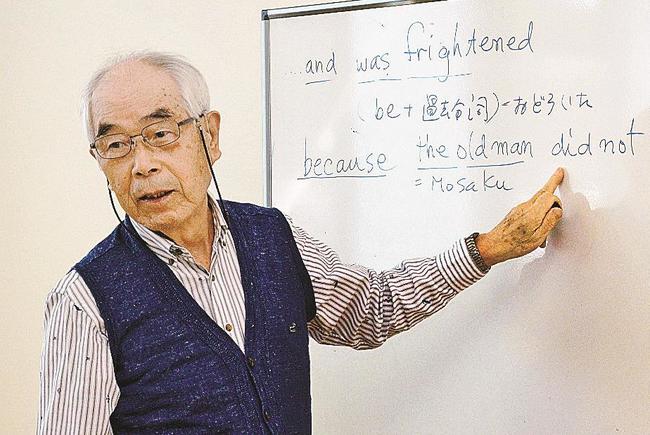 ハーンの原文を解説する嶌根武宏さん＝松江市雑賀町、雑賀公民館