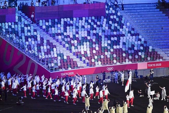 東京五輪の開会式で入場行進する日本選手団。新型コロナ感染防止策のため無観客で開催された＝２０２１年７月２３日、国立競技場
