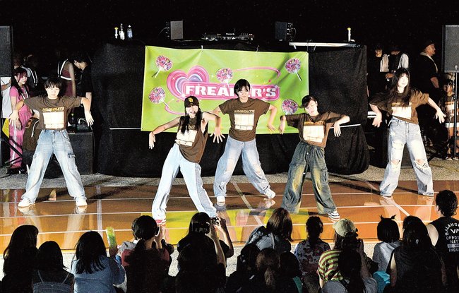 ダンスを披露する参加者たち＝江津市江津町
