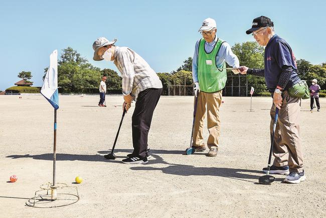 グラウンドゴルフを楽しむ参加者＝江津市嘉久志町、江津中央公園