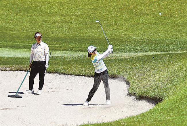 バンカーショットの練習をする選手＝大山平原ゴルフクラブ