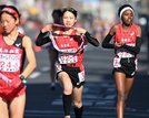 益田東の２区エスター・ワンジル（右）からたすきを受け、走り出す３区広山舞（中央）＝烏丸鞍馬口、第２中継所
