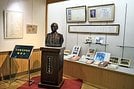 木次町名誉町民顕彰室に設置してある坂本薫俊顕彰コーナー＝雲南市立木次図書館内