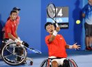 男子ダブルス１回戦　プレーする荒井（左）、三木組＝有明テニスの森公園