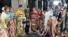 久々の再会を喜ぶ若者たち＝松江市学園南１丁目、くにびきメッセ