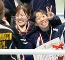 女子フェザー級で優勝し、記念撮影で笑顔を見せる入江聖奈（右）＝墨田区総合体育館