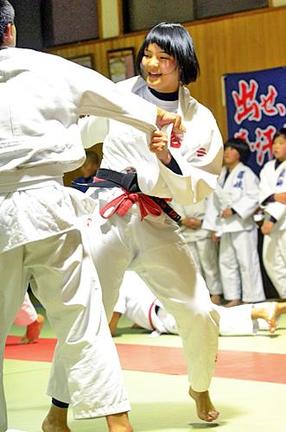 男子も相手に一生懸命稽古に励む田中のんさん＝島根県隠岐の島町西町、西郷武道館