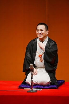 高座で落語を披露する桂吉弥さん（米朝事務所提供）