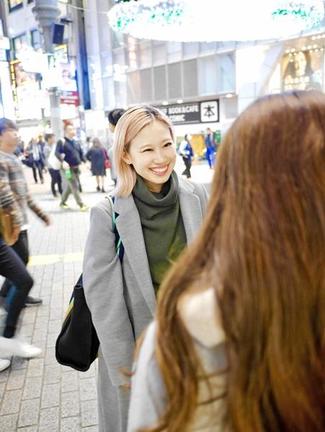 女性の相談に乗る竹下奈都子さん＝東京都内
