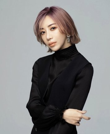 舞台『UNREAL-不条理雑貨店-』に出演する美弥るりか