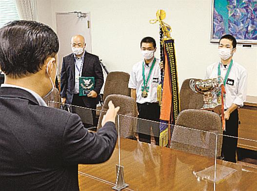 丸山達也知事に全国制覇を報告する知野見蒼太選手（右から２人目）ら＝松江市殿町、島根県庁