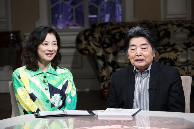 26日放送『カンブリア宮殿』に出演する(左から)小池栄子、村上龍氏(C)テレビ東京