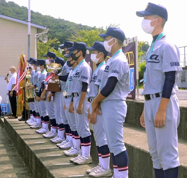 優勝報告会に臨む大田第二中学校野球部のメンバー＝大田市久手町