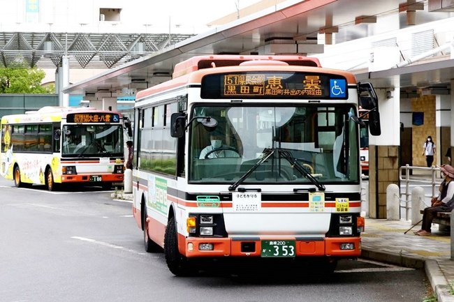 運転手不足で１４日から減便する一畑バスの恵曇線（右）と八雲線（左）＝松江市朝日町、ＪＲ松江駅