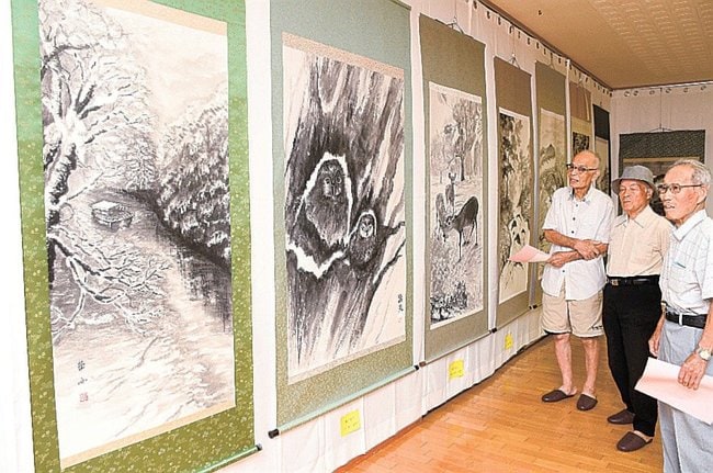 水墨画の力作を鑑賞する来館者＝出雲市多伎町口田儀、多伎文化伝習館