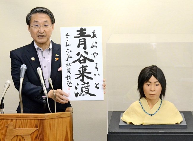 復元した像（右）の名前を発表する平井伸治知事＝鳥取市東町１丁目、鳥取県庁