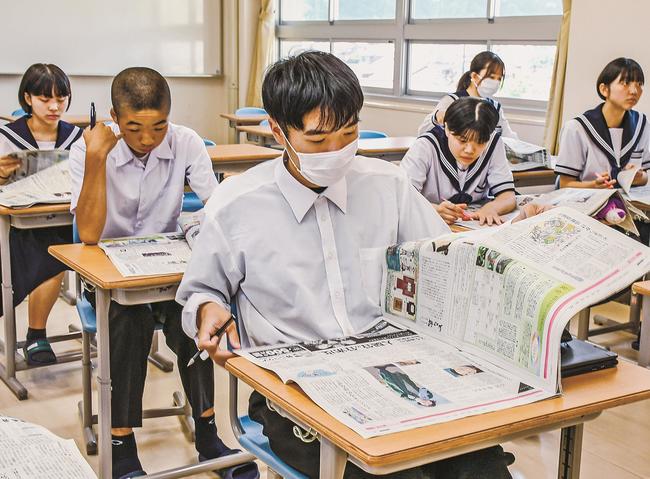 新聞から答えを探すクイズに挑戦する生徒＝島根県津和野町後田、津和野高校
